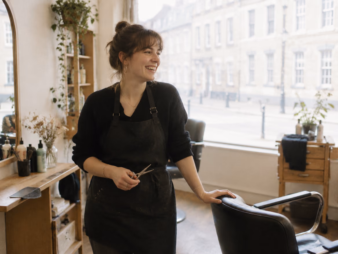 Une coiffeuse dans son salon, à Lille